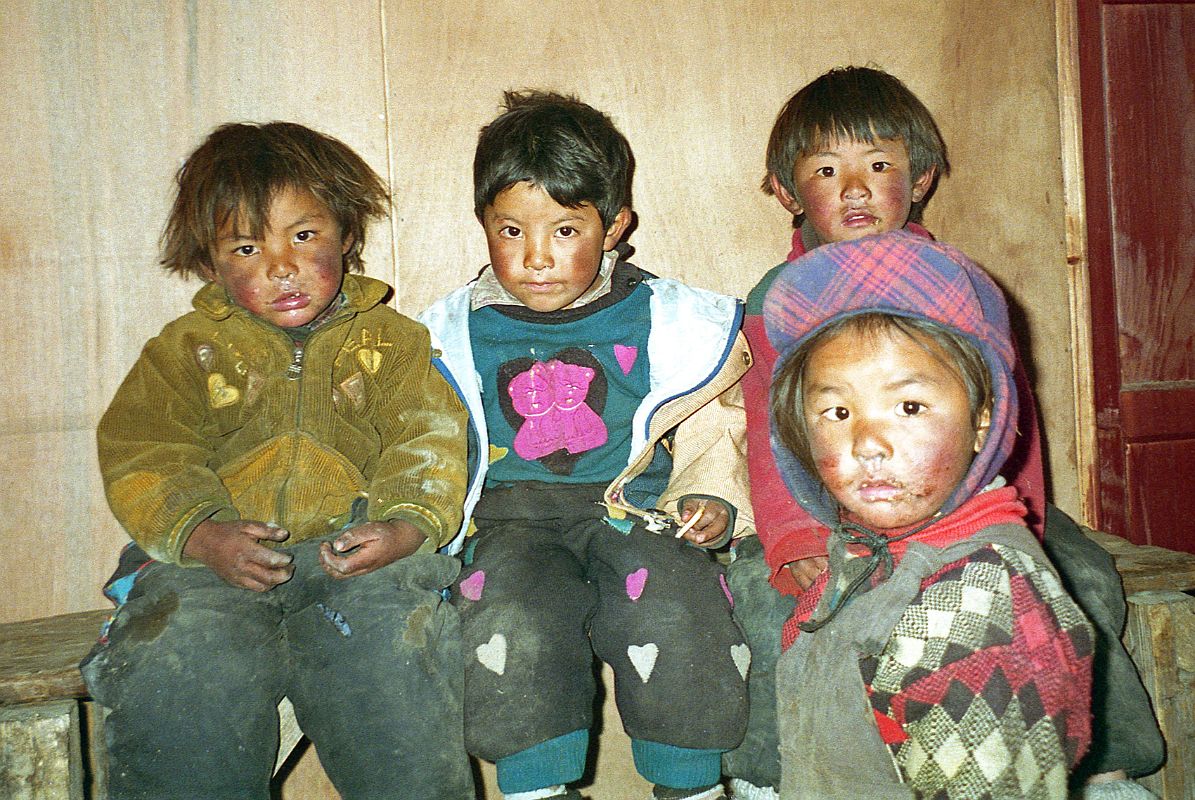 16 Dingboche Guest House 1997 - Children